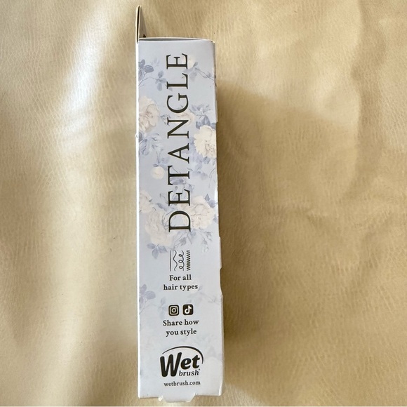 LoveShackFancy X Wet Brush MINI Detangler Brush Everblooming Rosettes - Picture 3 of 12